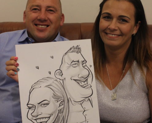 Karykaturzysta obdarował parę ich zabawnym portretem
